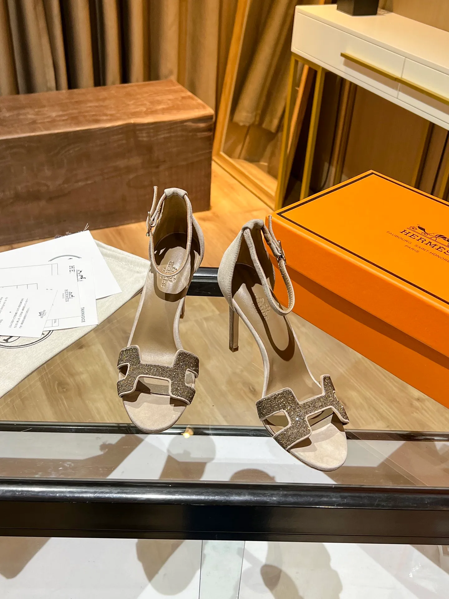 👟👟Ex-factory price 600👟👟 Hermès high-heeled sandals Hermès high-heeled shoes are the simplest, most durable and elegant I have ever seen! ! ! It can hold any style, and the height of 10.5cm is easy to control. Each color has its own unique style. You must buy this one, it is really easy to wear and look good! size: 35-40 (34.40.41 customization is non-returnable and non-exchangeable)